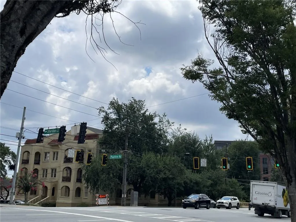 2855 Peachtree Road Ne Unit 201, Atlanta, Georgia 30305, 2 Bedrooms Bedrooms, ,2 BathroomsBathrooms,Residential,For Sale,2855 Peachtree Road Ne Unit 201,7624641