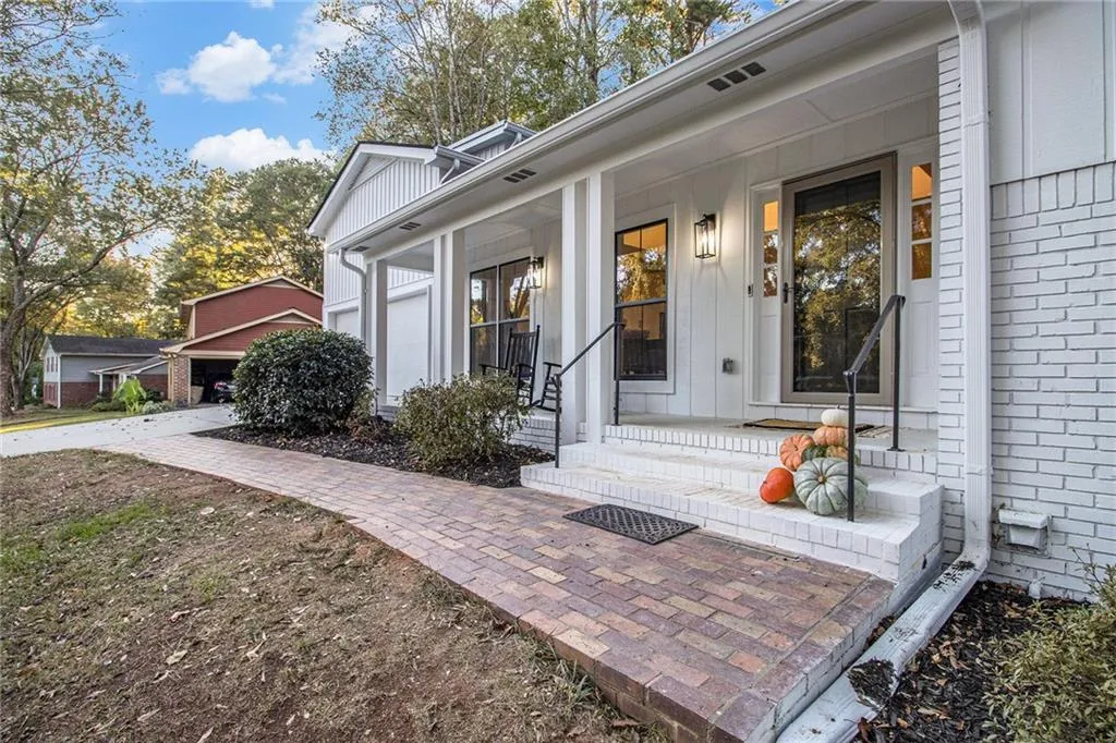 1028 W Nancy Creek Drive Ne, Brookhaven, Georgia 30319, 5 Bedrooms Bedrooms, ,4 BathroomsBathrooms,Residential,For Sale,1028 W Nancy Creek Drive Ne,7669235