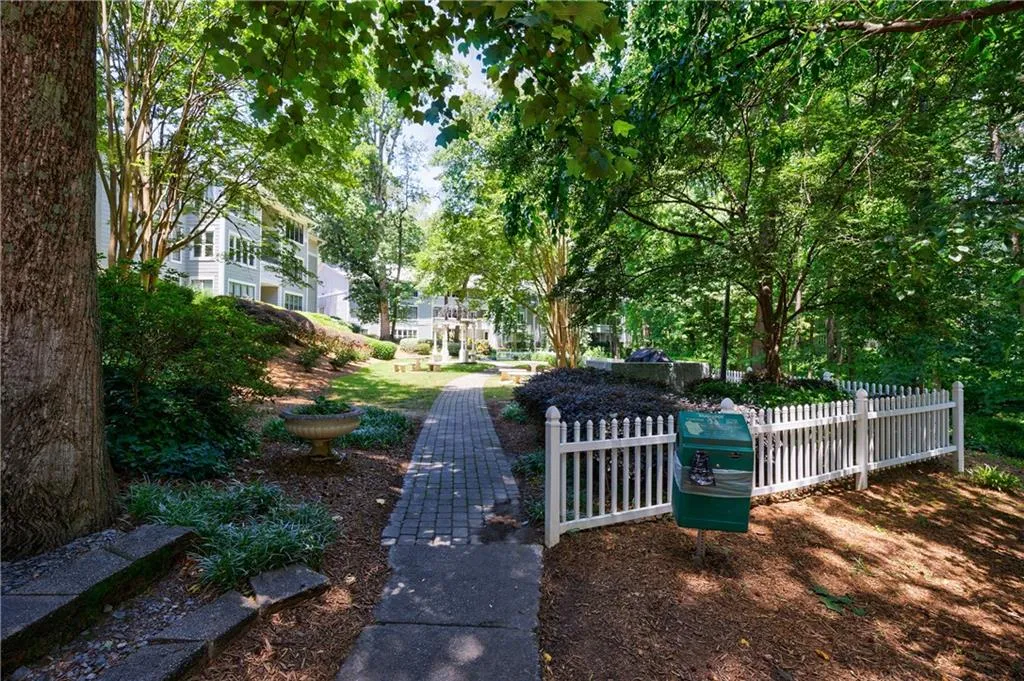 215 Summit North Drive Ne, Atlanta, Georgia 30324, 1 Bedroom Bedrooms, ,1 BathroomBathrooms,Residential,For Sale,215 Summit North Drive Ne,7591802