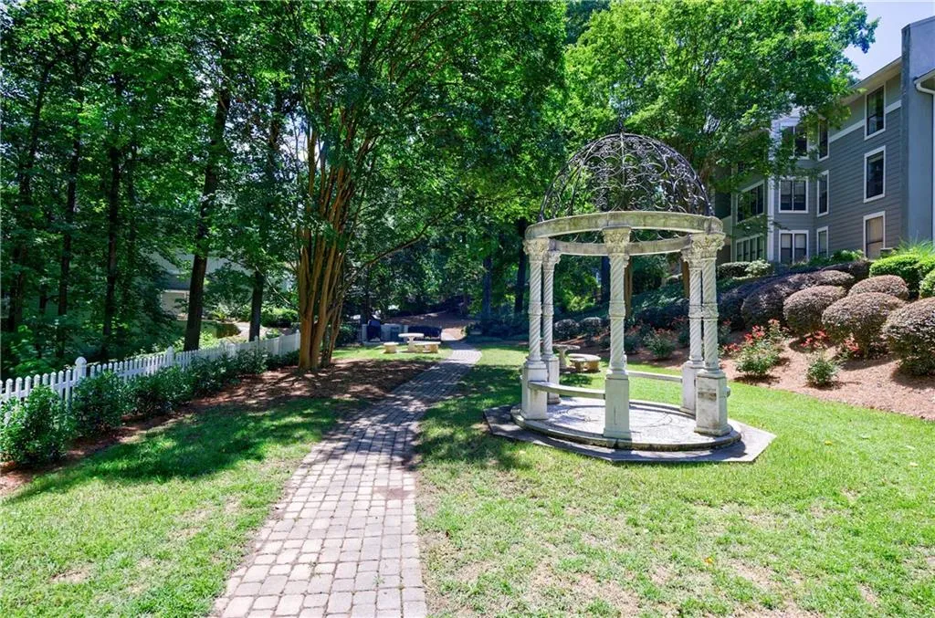 215 Summit North Drive Ne, Atlanta, Georgia 30324, 1 Bedroom Bedrooms, ,1 BathroomBathrooms,Residential,For Sale,215 Summit North Drive Ne,7591802