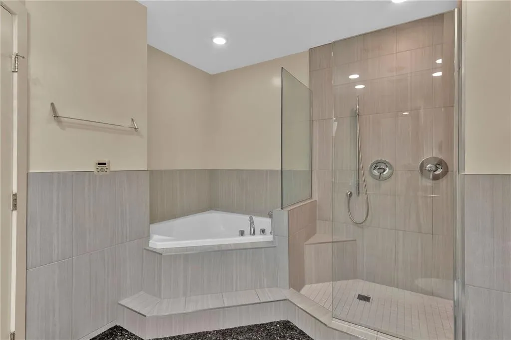 2828 Peachtree Road Nw Unit 1402, Atlanta, Georgia 30305, 2 Bedrooms Bedrooms, 0 ,2 BathroomsBathrooms,Residential,For Sale,2828 Peachtree Road Nw Unit 1402,7745667