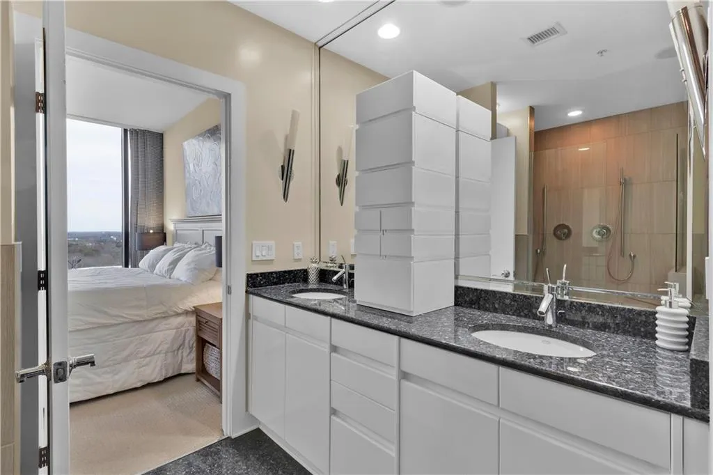 2828 Peachtree Road Nw Unit 1402, Atlanta, Georgia 30305, 2 Bedrooms Bedrooms, 0 ,2 BathroomsBathrooms,Residential,For Sale,2828 Peachtree Road Nw Unit 1402,7745667