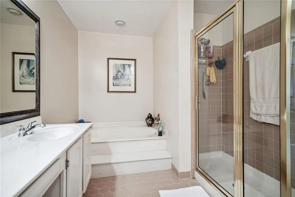 106 Dunwoody Springs Drive, Sandy Springs, Georgia 30328, 2 Bedrooms Bedrooms, ,2 BathroomsBathrooms,Residential,Sold,106 Dunwoody Springs Drive,7115590