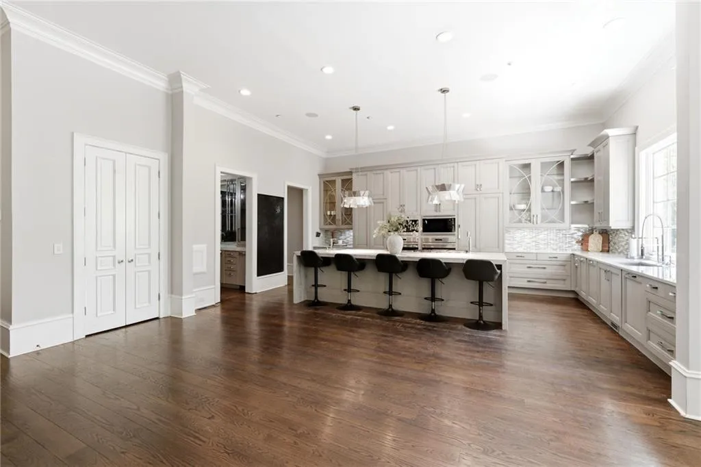 218 Londonberry Road, Atlanta, Georgia 30327, 8 Bedrooms Bedrooms, ,8 BathroomsBathrooms,Residential,For Sale,218 Londonberry Road,7747271