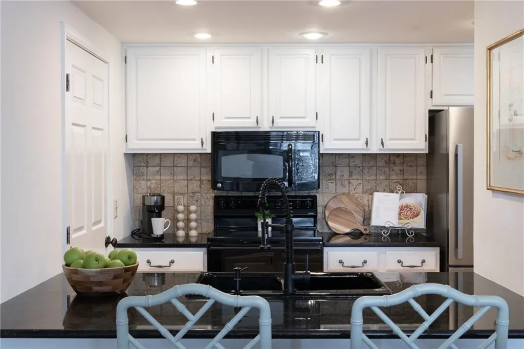 3481 Lakeside Drive Unit 2207, Atlanta, Georgia 30326, 2 Bedrooms Bedrooms, ,2 BathroomsBathrooms,Residential,For Sale,3481 Lakeside Drive Unit 2207,7611252