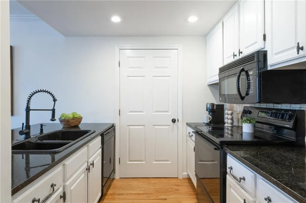 3481 Lakeside Drive Unit 2207, Atlanta, Georgia 30326, 2 Bedrooms Bedrooms, ,2 BathroomsBathrooms,Residential,For Sale,3481 Lakeside Drive Unit 2207,7611252