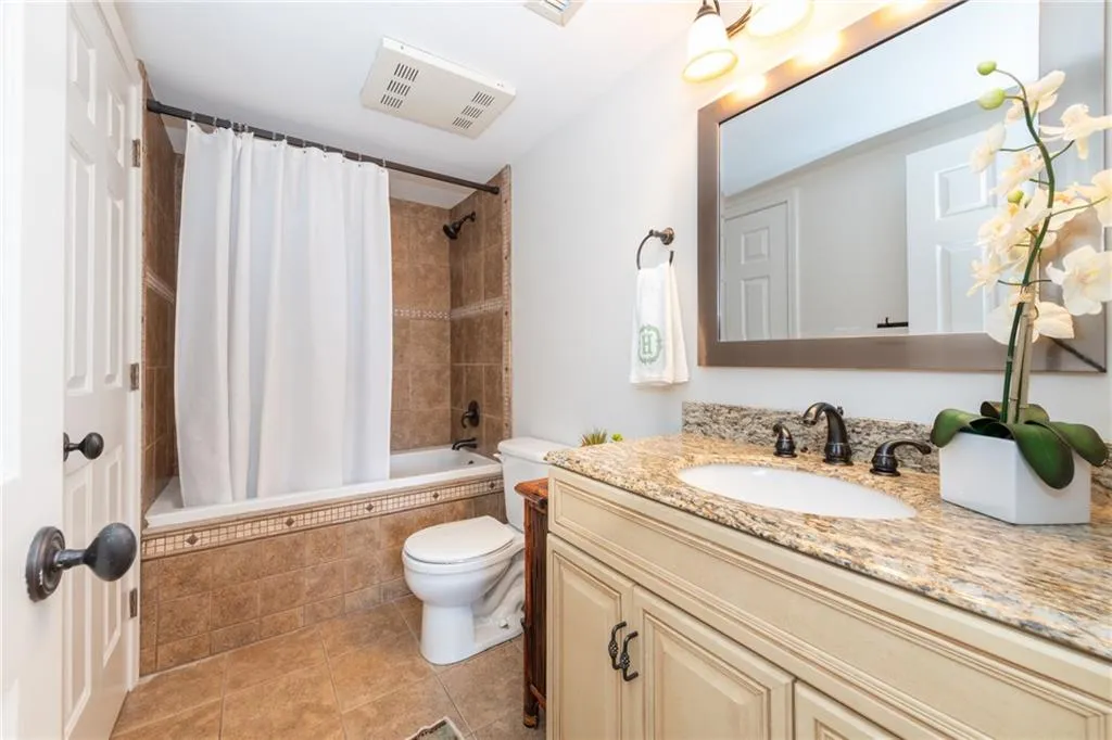3481 Lakeside Drive Unit 2207, Atlanta, Georgia 30326, 2 Bedrooms Bedrooms, ,2 BathroomsBathrooms,Residential,For Sale,3481 Lakeside Drive Unit 2207,7611252