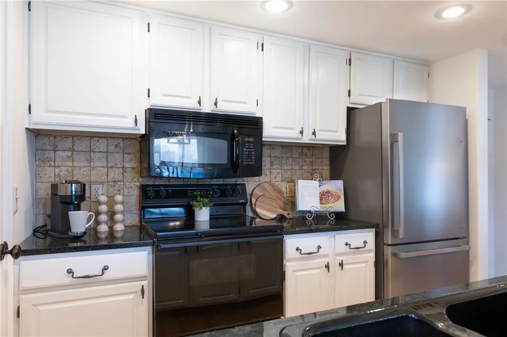 3481 Lakeside Drive Unit 2207, Atlanta, Georgia 30326, 2 Bedrooms Bedrooms, ,2 BathroomsBathrooms,Residential,For Sale,3481 Lakeside Drive Unit 2207,7611252