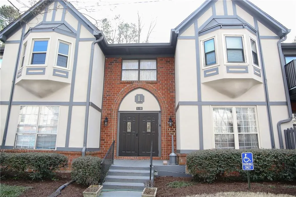 6851 Roswell Road Unit L7, Sandy Springs, Georgia 30328, 4 Bedrooms Bedrooms, ,2 BathroomsBathrooms,Residential,Sold,6851 Roswell Road Unit L7,6840375
