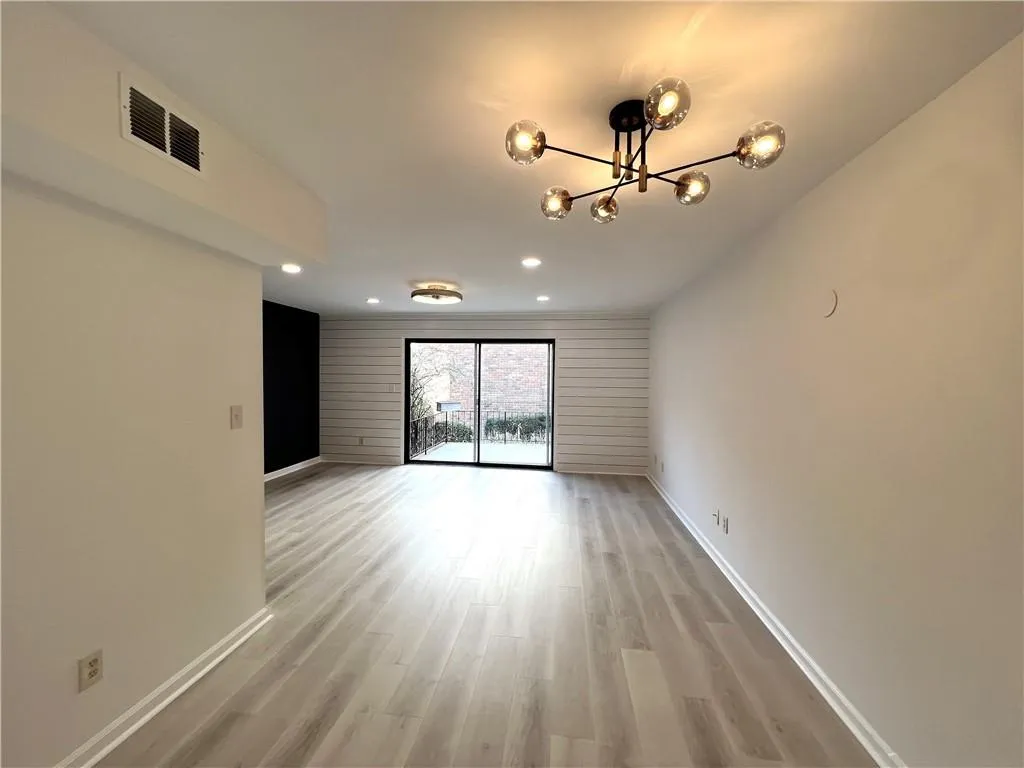 6700 Roswell Road Unit 33a, Atlanta, Georgia 30328, 2 Bedrooms Bedrooms, ,1 BathroomBathrooms,Residential,Sold,6700 Roswell Road Unit 33a,7148985