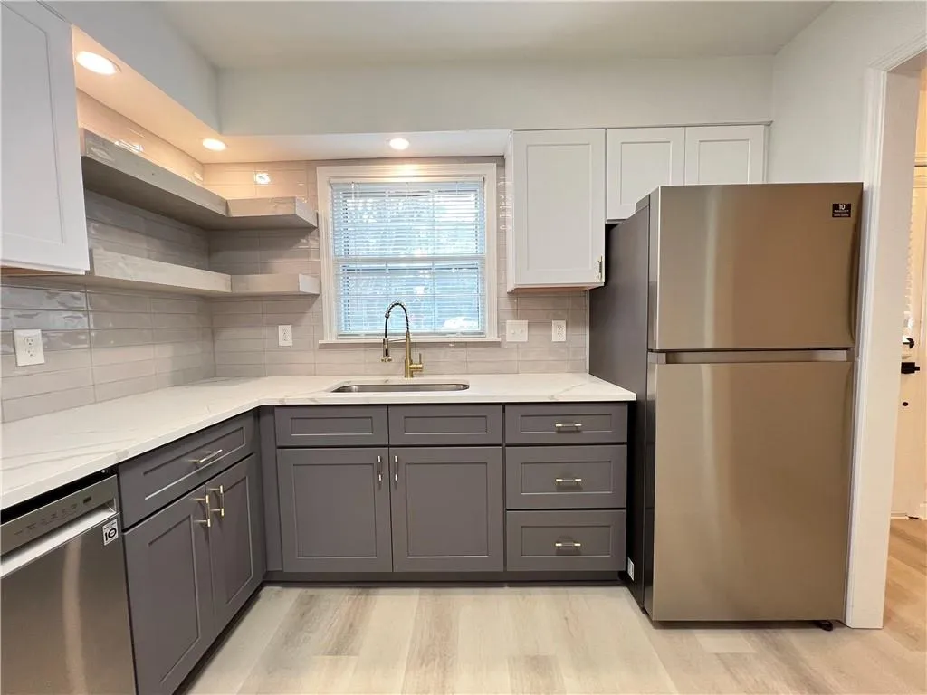 6700 Roswell Road Unit 33a, Atlanta, Georgia 30328, 2 Bedrooms Bedrooms, ,1 BathroomBathrooms,Residential,Sold,6700 Roswell Road Unit 33a,7148985