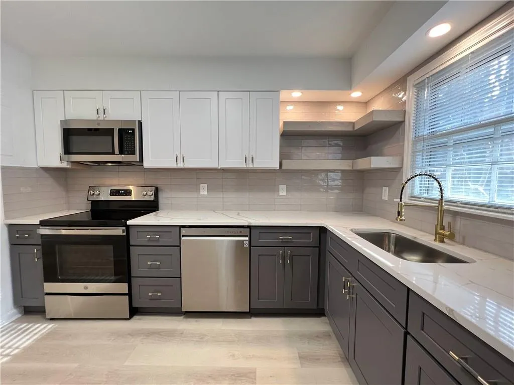 6700 Roswell Road Unit 33a, Atlanta, Georgia 30328, 2 Bedrooms Bedrooms, ,1 BathroomBathrooms,Residential,Sold,6700 Roswell Road Unit 33a,7148985