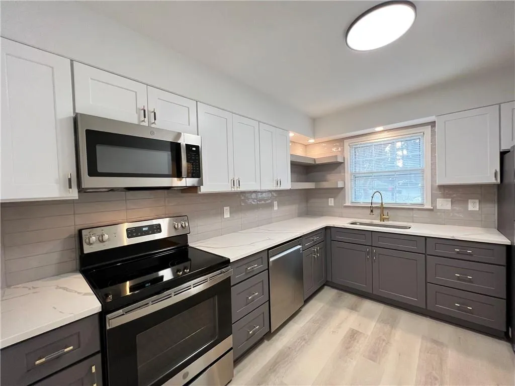 6700 Roswell Road Unit 33a, Atlanta, Georgia 30328, 2 Bedrooms Bedrooms, ,1 BathroomBathrooms,Residential,Sold,6700 Roswell Road Unit 33a,7148985