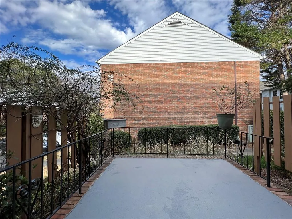 6700 Roswell Road Unit 33a, Atlanta, Georgia 30328, 2 Bedrooms Bedrooms, ,1 BathroomBathrooms,Residential,Sold,6700 Roswell Road Unit 33a,7148985