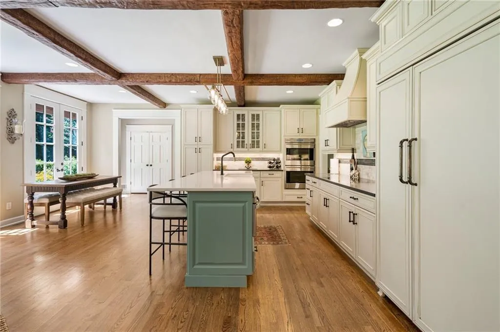 1010 Ivy Falls Drive, Sandy Springs, Georgia 30328, 5 Bedrooms Bedrooms, ,4 BathroomsBathrooms,Residential,Sold,1010 Ivy Falls Drive,7433628