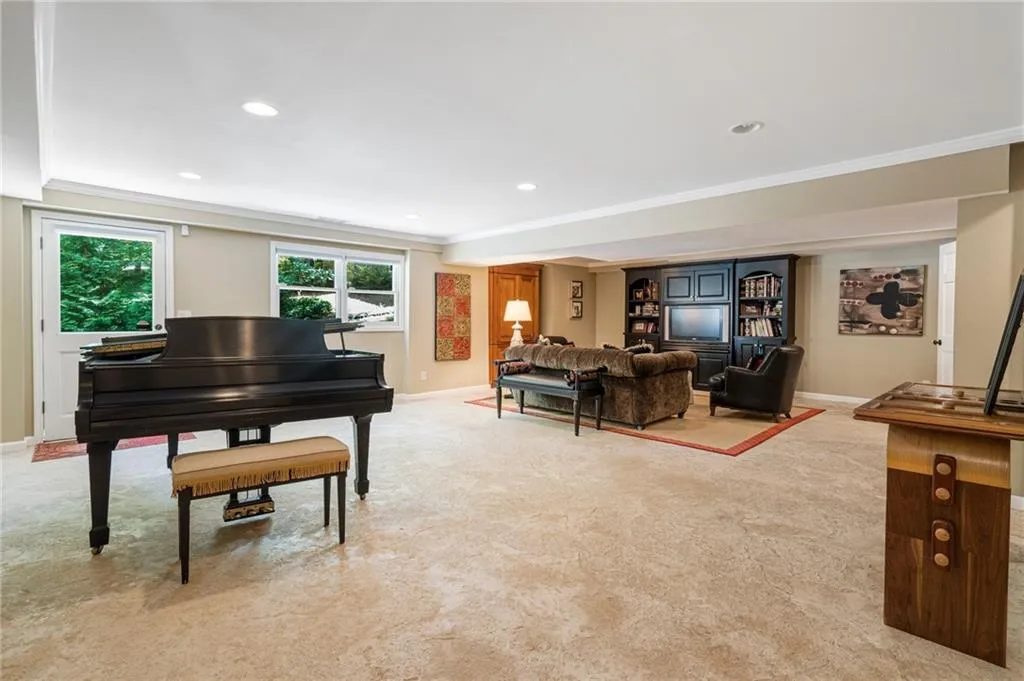 1010 Ivy Falls Drive, Sandy Springs, Georgia 30328, 5 Bedrooms Bedrooms, ,4 BathroomsBathrooms,Residential,Sold,1010 Ivy Falls Drive,7433628