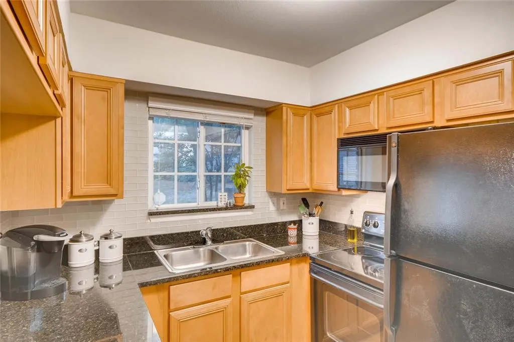 6940 Roswell Road Unit 11 C, Atlanta, Georgia 30328, 2 Bedrooms Bedrooms, ,1 BathroomBathrooms,Residential,Sold,6940 Roswell Road Unit 11 C,6012281