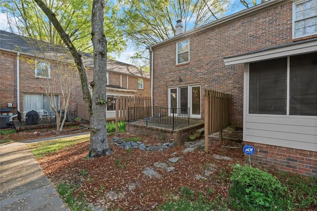 6700 Roswell Road Unit 20d, Sandy Springs, Georgia 30328, 2 Bedrooms Bedrooms, ,1 BathroomBathrooms,Residential,Sold,6700 Roswell Road Unit 20d,7556804