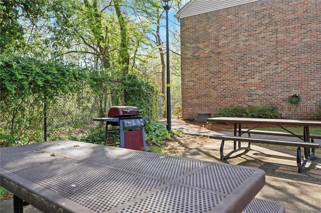 6700 Roswell Road Unit 20d, Sandy Springs, Georgia 30328, 2 Bedrooms Bedrooms, ,1 BathroomBathrooms,Residential,Sold,6700 Roswell Road Unit 20d,7556804