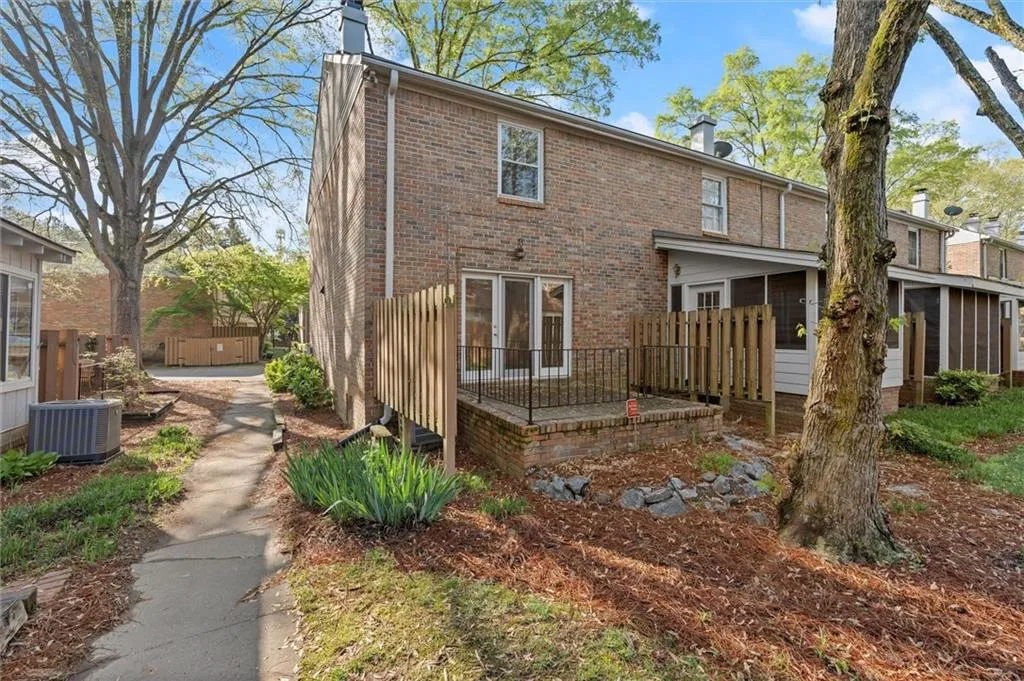 6700 Roswell Road Unit 20d, Sandy Springs, Georgia 30328, 2 Bedrooms Bedrooms, ,1 BathroomBathrooms,Residential,Sold,6700 Roswell Road Unit 20d,7556804