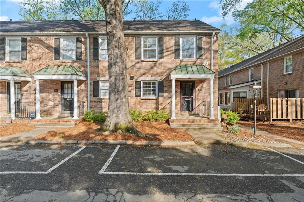 6700 Roswell Road Unit 20d, Sandy Springs, Georgia 30328, 2 Bedrooms Bedrooms, ,1 BathroomBathrooms,Residential,Sold,6700 Roswell Road Unit 20d,7556804