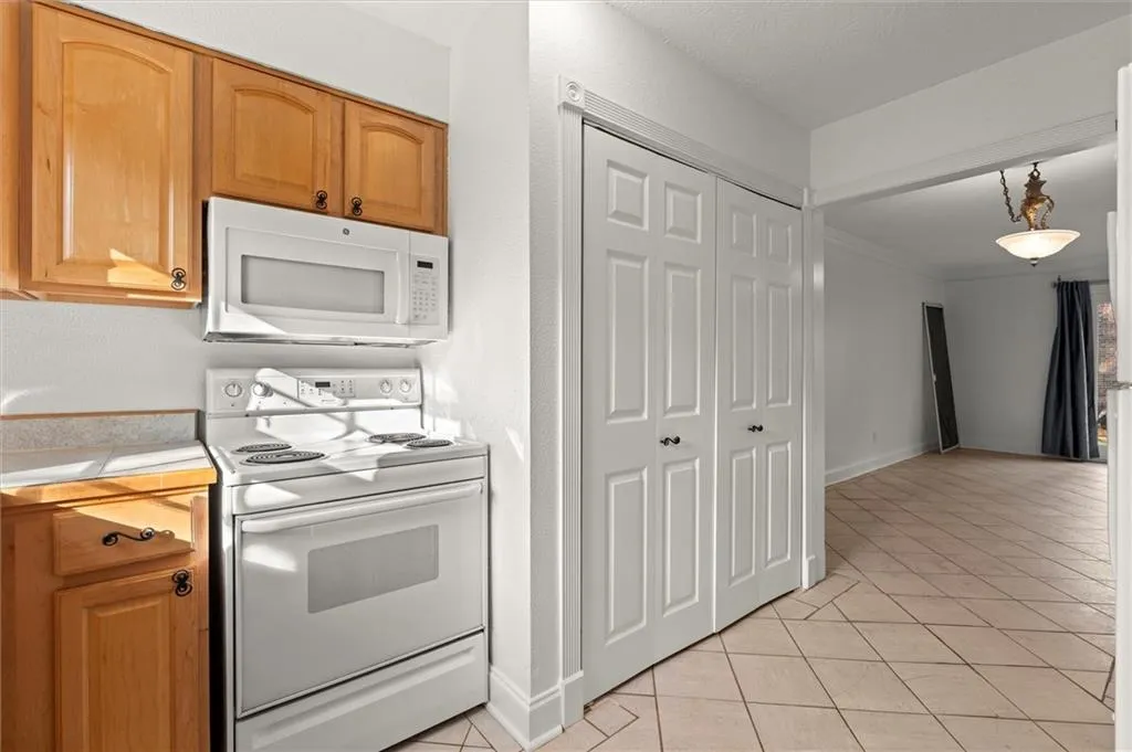 6700 Roswell Road Unit 20d, Sandy Springs, Georgia 30328, 2 Bedrooms Bedrooms, ,1 BathroomBathrooms,Residential,Sold,6700 Roswell Road Unit 20d,7556804