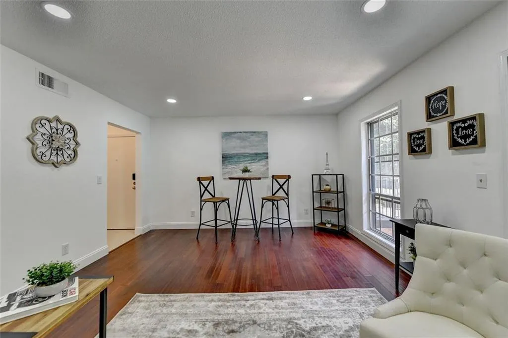 6851 Roswell Road Unit H29, Sandy Springs, Georgia 30328, 2 Bedrooms Bedrooms, ,2 BathroomsBathrooms,Residential,Sold,6851 Roswell Road Unit H29,7253614