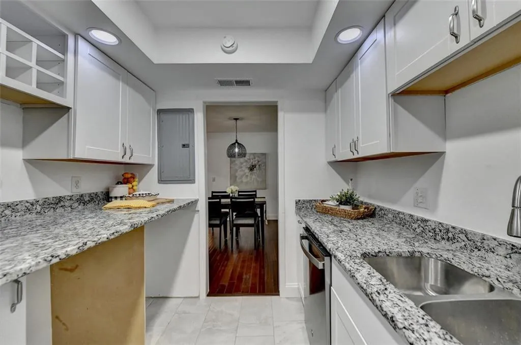 6851 Roswell Road Unit H29, Sandy Springs, Georgia 30328, 2 Bedrooms Bedrooms, ,2 BathroomsBathrooms,Residential,Sold,6851 Roswell Road Unit H29,7253614