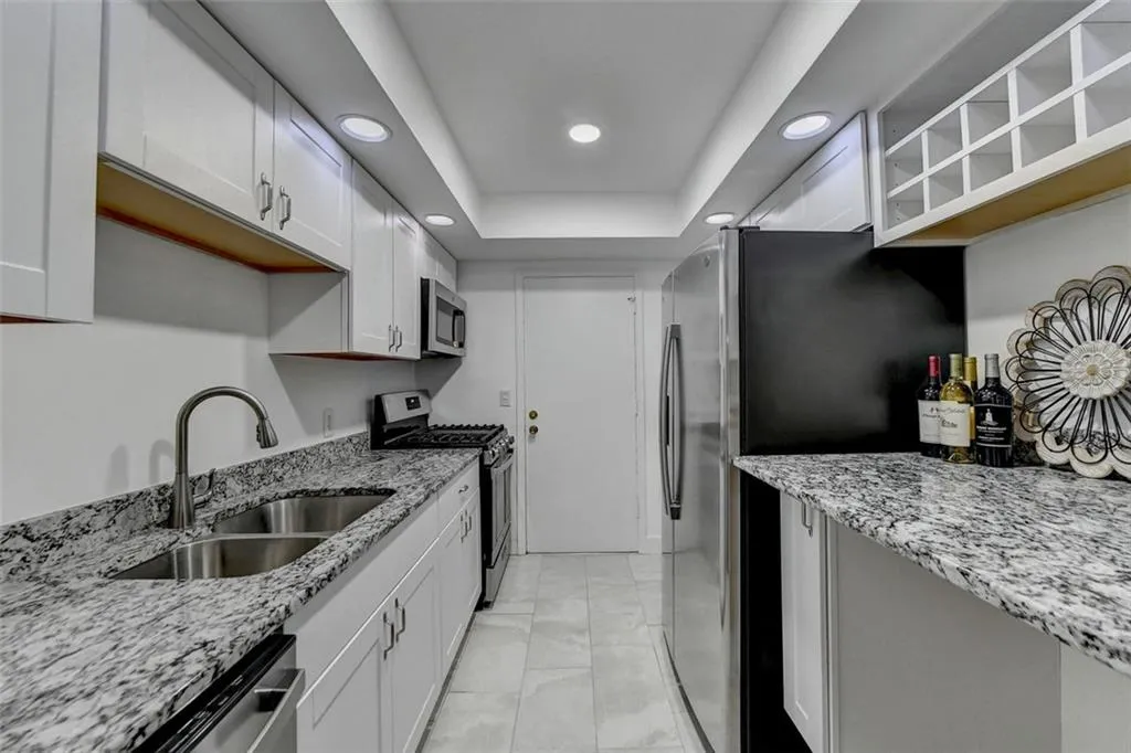 6851 Roswell Road Unit H29, Sandy Springs, Georgia 30328, 2 Bedrooms Bedrooms, ,2 BathroomsBathrooms,Residential,Sold,6851 Roswell Road Unit H29,7253614