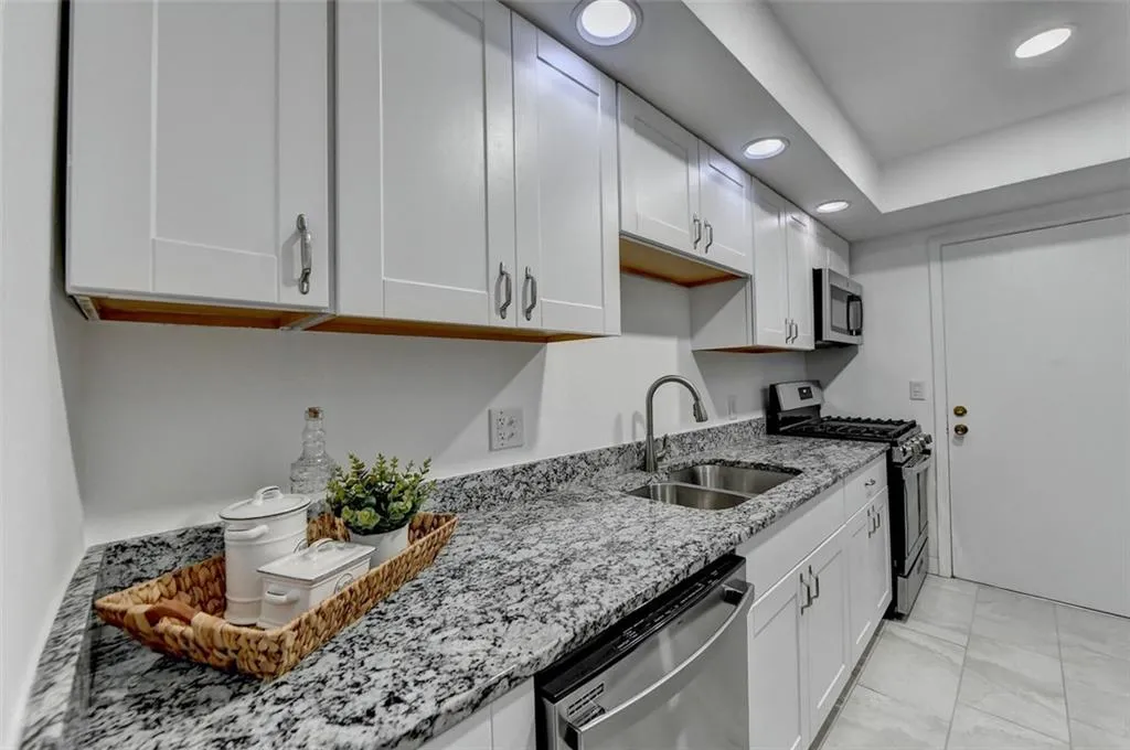 6851 Roswell Road Unit H29, Sandy Springs, Georgia 30328, 2 Bedrooms Bedrooms, ,2 BathroomsBathrooms,Residential,Sold,6851 Roswell Road Unit H29,7253614