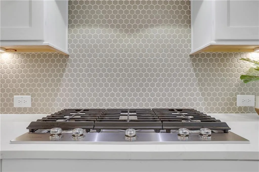 Integrated gas cooktop with stainless steel finish and robust grates