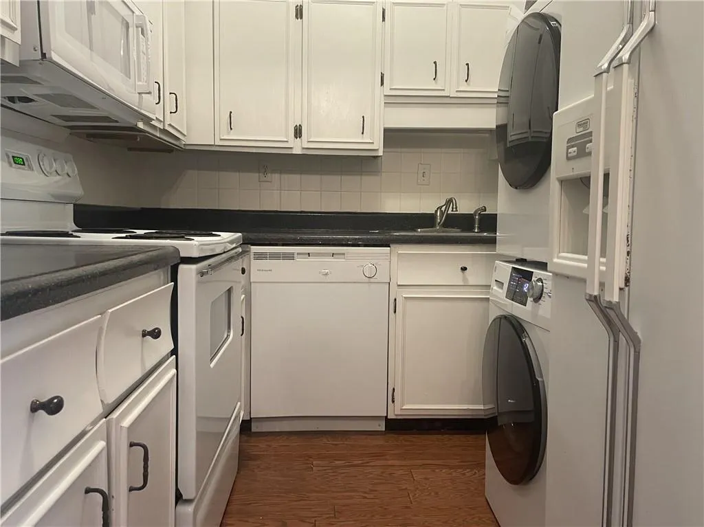 3060 Pharr Court North Nw Unit 123, Atlanta, Georgia 30305, 2 Bedrooms Bedrooms, ,1 BathroomBathrooms,Residential,For Sale,3060 Pharr Court North Nw Unit 123,7671913