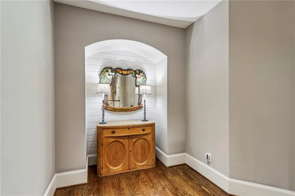Detailed view of alcove at the top of the staircase