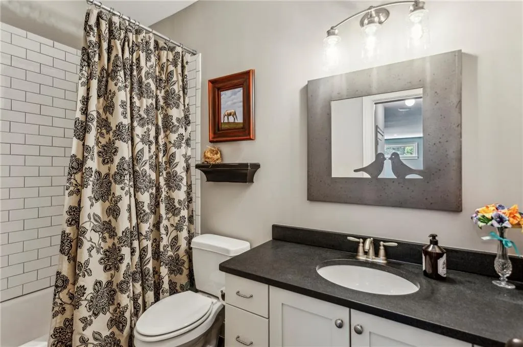 Full bathroom on the terrace level