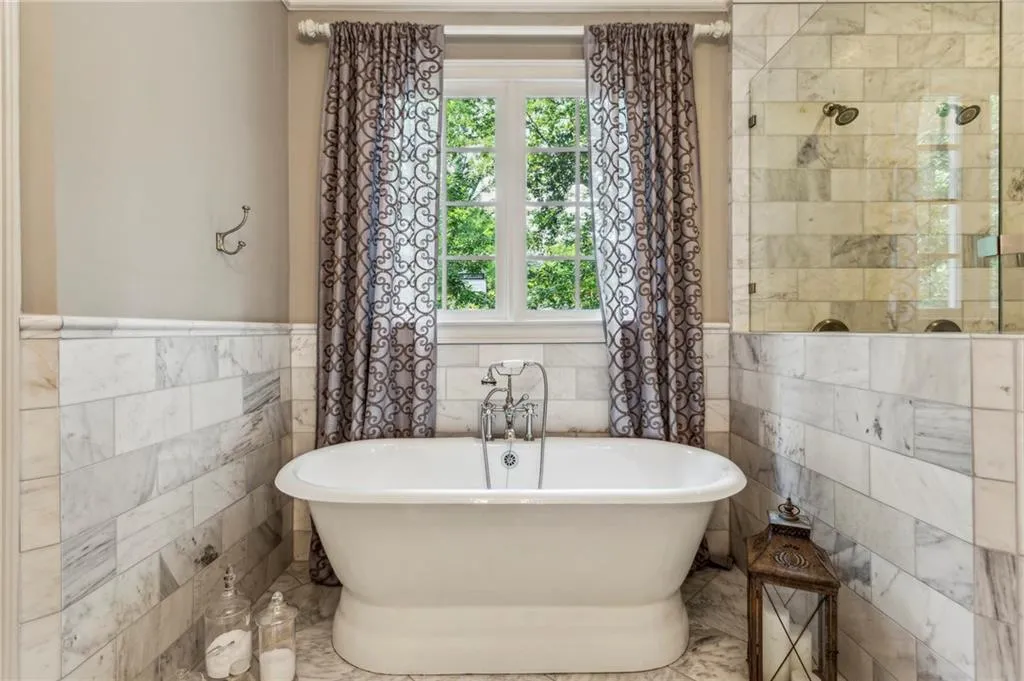 Soaking tub with marble wainscotting