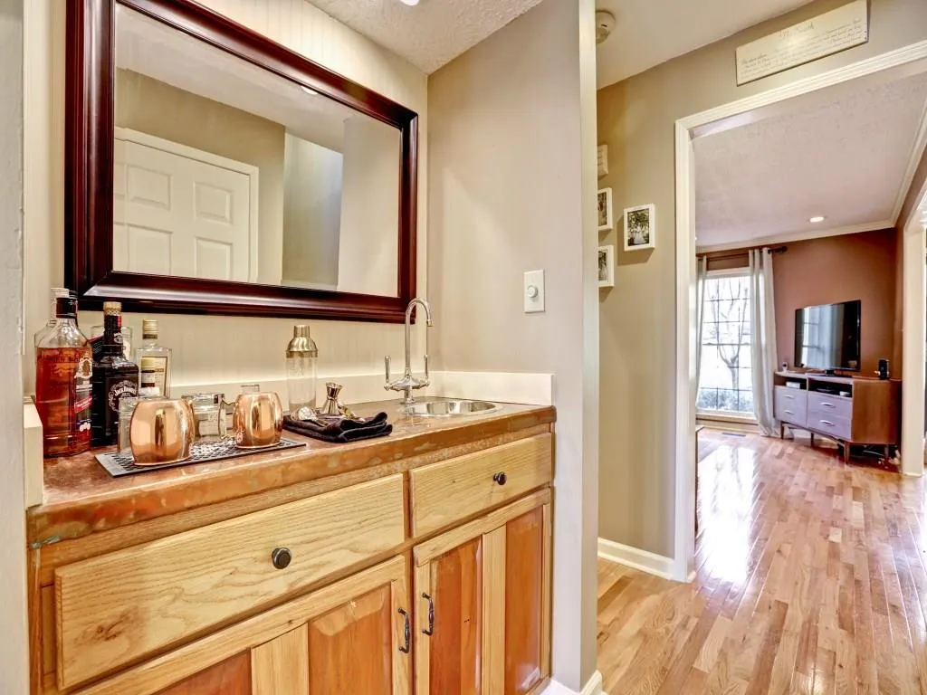 215 The South Chace Unit 215, Sandy Springs, Georgia 30328, 3 Bedrooms Bedrooms, ,2 BathroomsBathrooms,Residential,Sold,215 The South Chace Unit 215,5635842