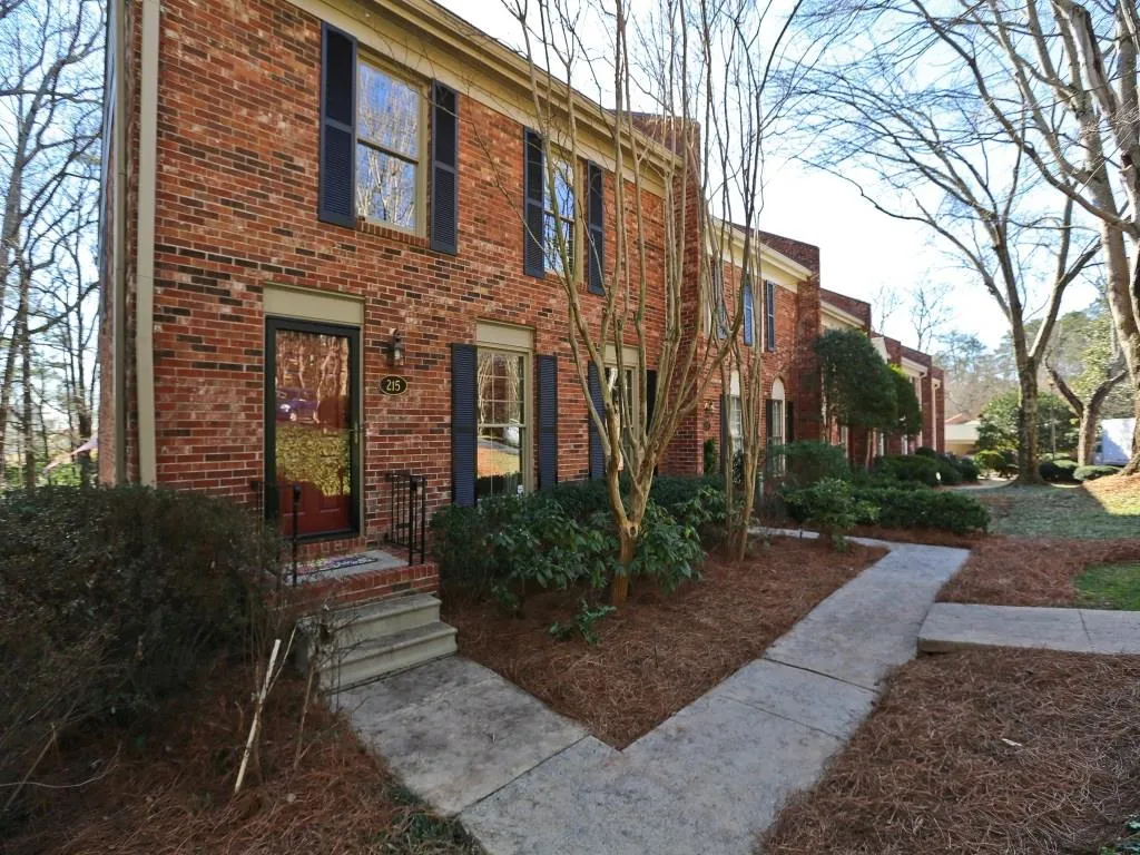 215 The South Chace Unit 215, Sandy Springs, Georgia 30328, 3 Bedrooms Bedrooms, ,2 BathroomsBathrooms,Residential,Sold,215 The South Chace Unit 215,5635842