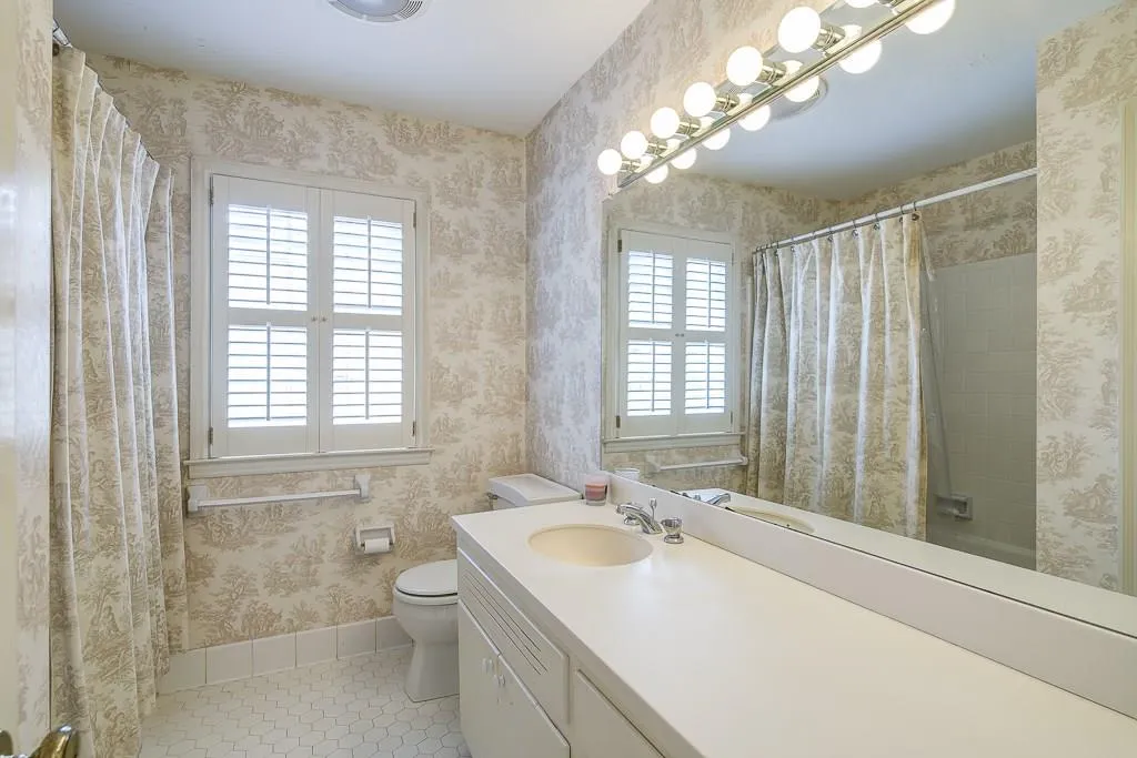 710 Spalding Drive, Sandy Springs, Georgia 30328, 4 Bedrooms Bedrooms, ,2 BathroomsBathrooms,Residential,Sold,710 Spalding Drive,5806900