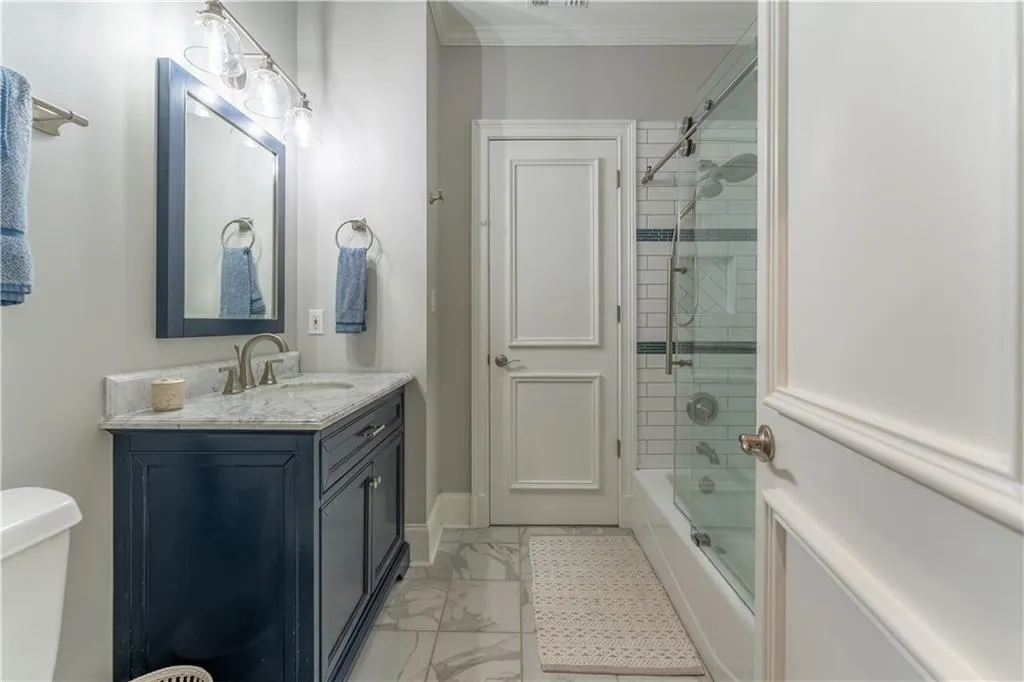 Upper Level Jack & Jill Bath