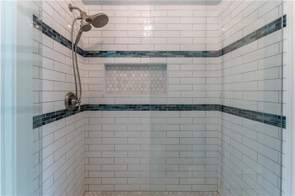 Upper Level Jack & Jill Bath