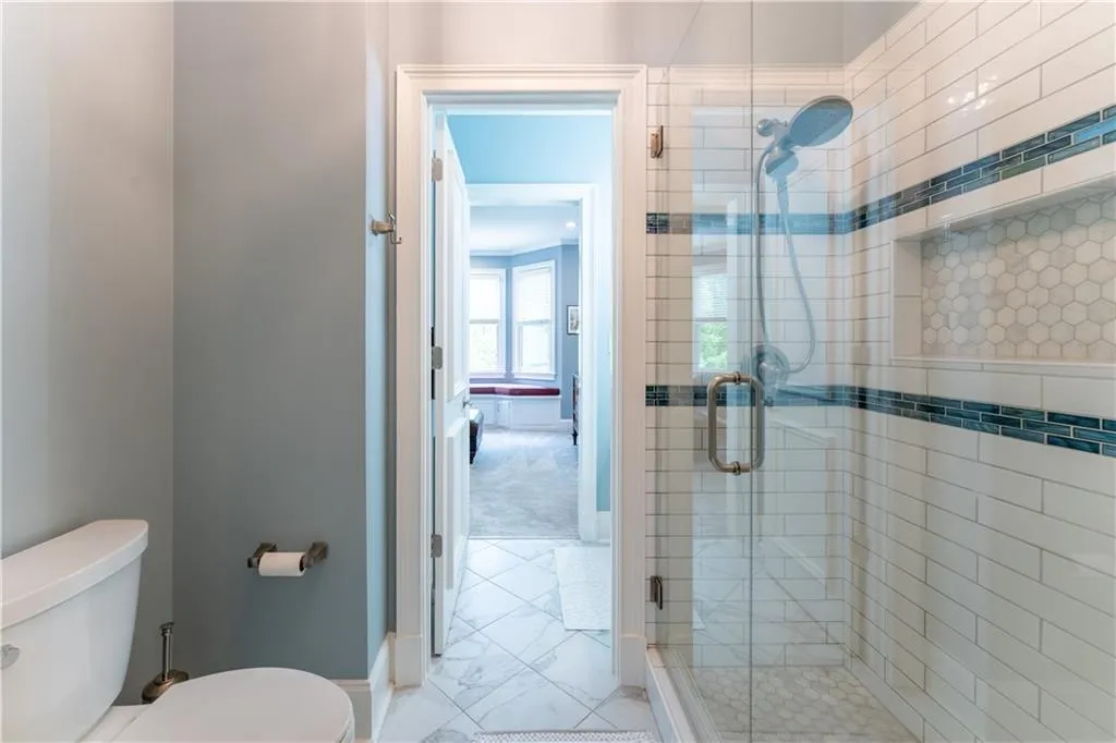 Upper Level Jack & Jill Bath
