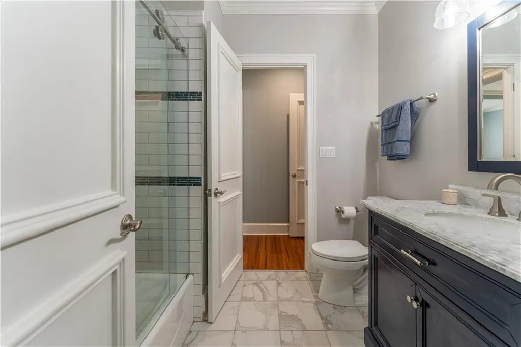 Upper Level Jack & Jill Bath