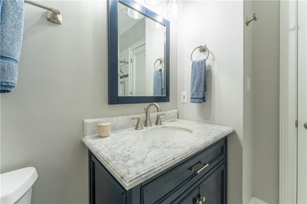 Upper Level Jack & Jill Bath
