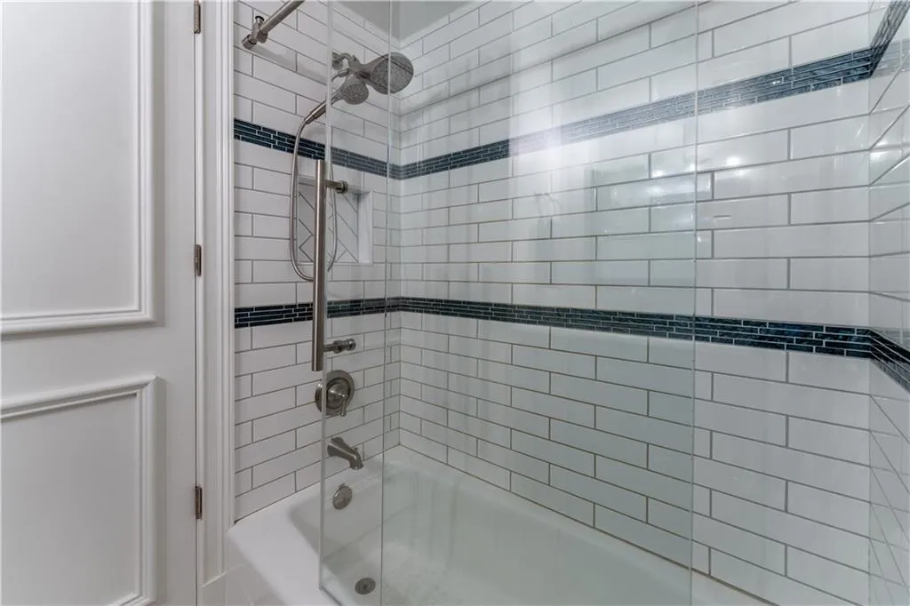 Upper Level Jack & Jill Bath