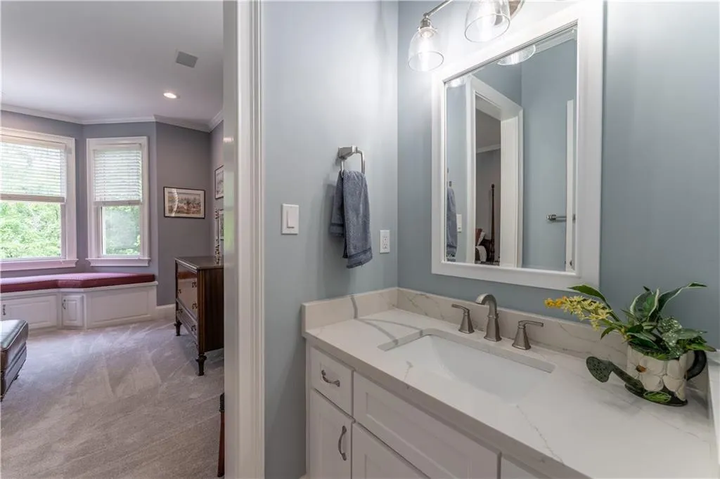 Upper Level Jack & Jill Bath