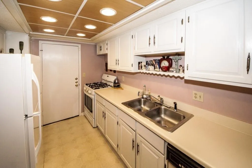 6851 Roswell Road Unit L-16, Sandy Springs, Georgia 30328, 3 Bedrooms Bedrooms, ,2 BathroomsBathrooms,Residential,Sold,6851 Roswell Road Unit L-16,6517748