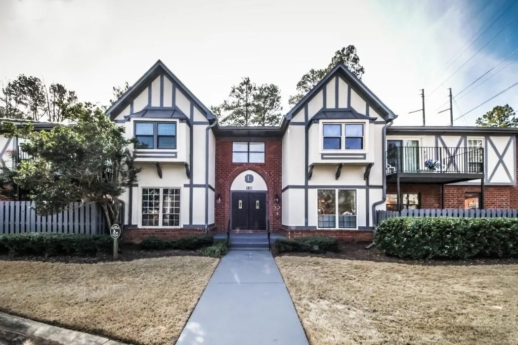 6851 Roswell Road Unit L-16, Sandy Springs, Georgia 30328, 3 Bedrooms Bedrooms, ,2 BathroomsBathrooms,Residential,Sold,6851 Roswell Road Unit L-16,6517748