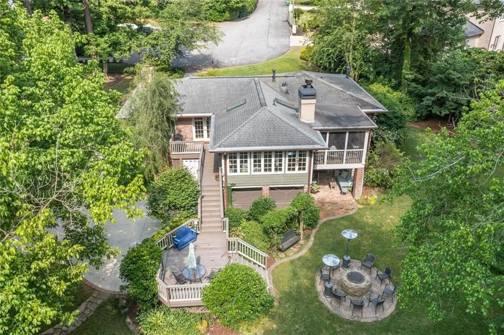 560 High Point Lane, Sandy Springs, Georgia 30342, 4 Bedrooms Bedrooms, ,3 BathroomsBathrooms,Residential,Sold,560 High Point Lane,7057377