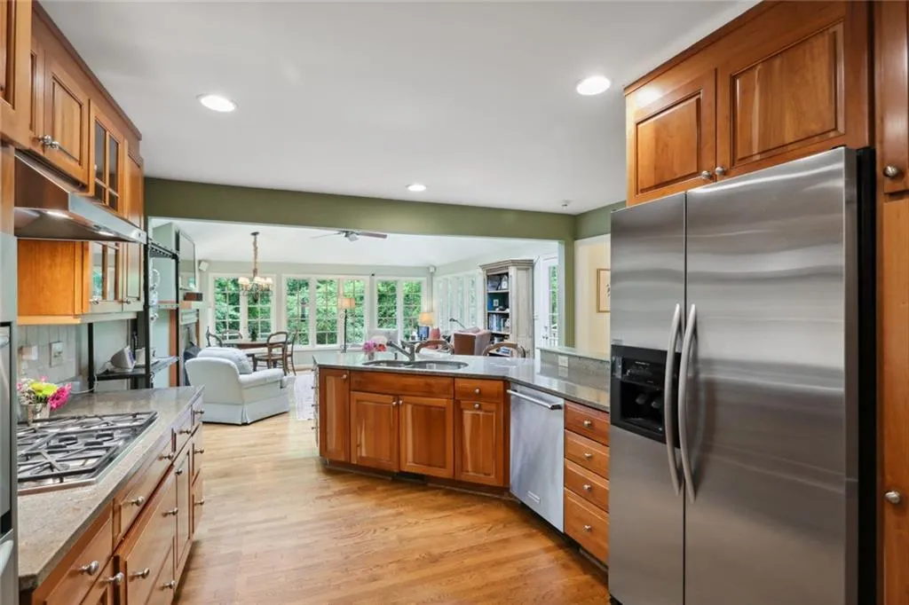 560 High Point Lane, Sandy Springs, Georgia 30342, 4 Bedrooms Bedrooms, ,3 BathroomsBathrooms,Residential,Sold,560 High Point Lane,7057377