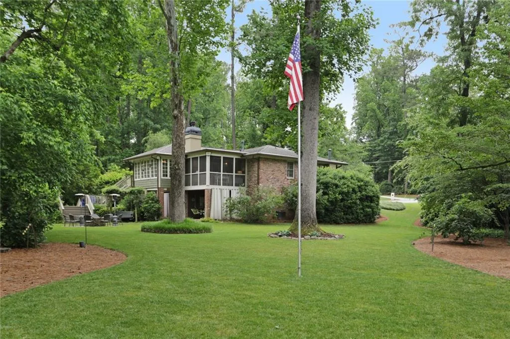 560 High Point Lane, Sandy Springs, Georgia 30342, 4 Bedrooms Bedrooms, ,3 BathroomsBathrooms,Residential,Sold,560 High Point Lane,7057377